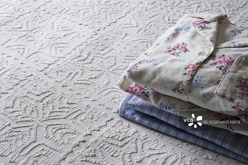 床上的折叠睡衣图片素材