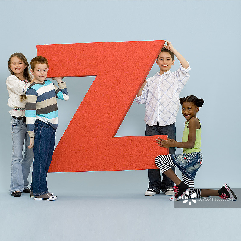 孩子们拿着超大字母图片素材