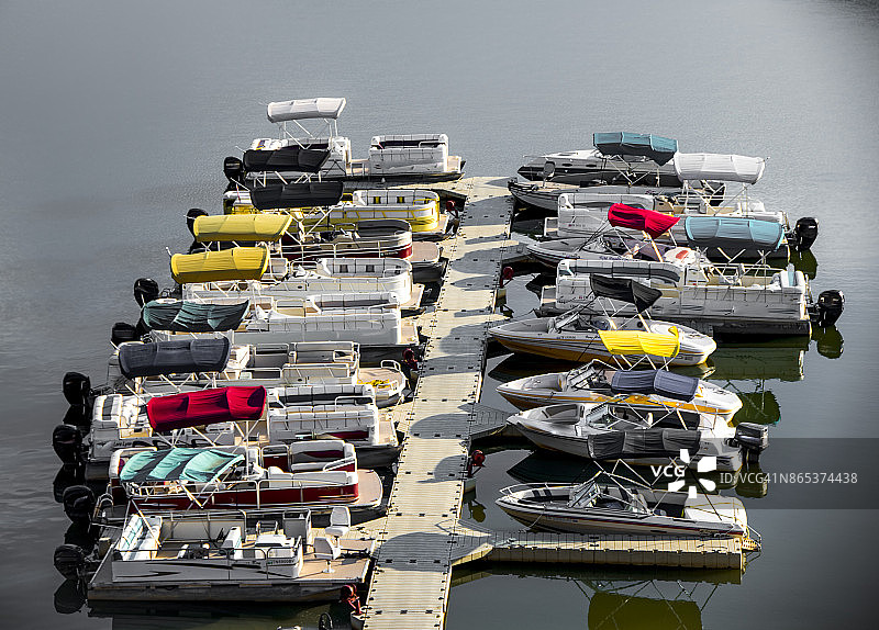 停泊在湖上的船只图片素材
