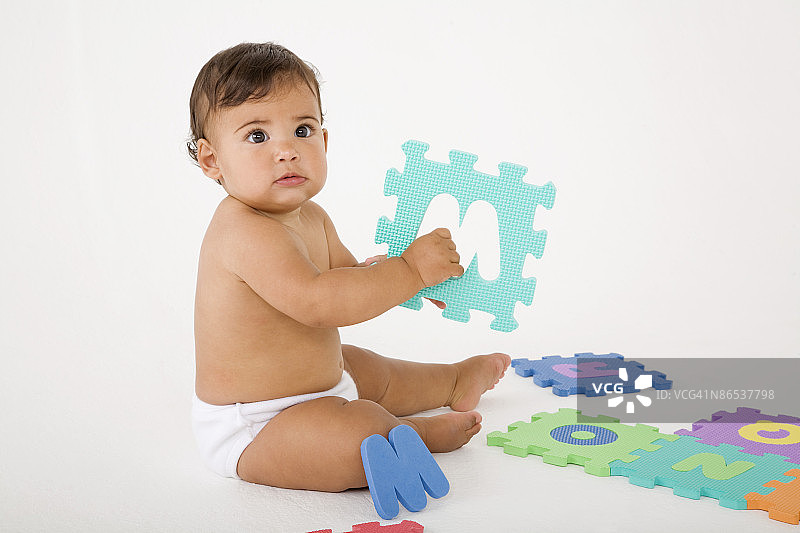 宝宝玩字母玩具图片素材