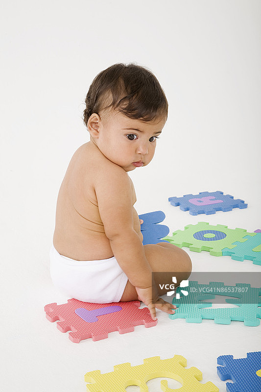 宝宝玩字母玩具图片素材