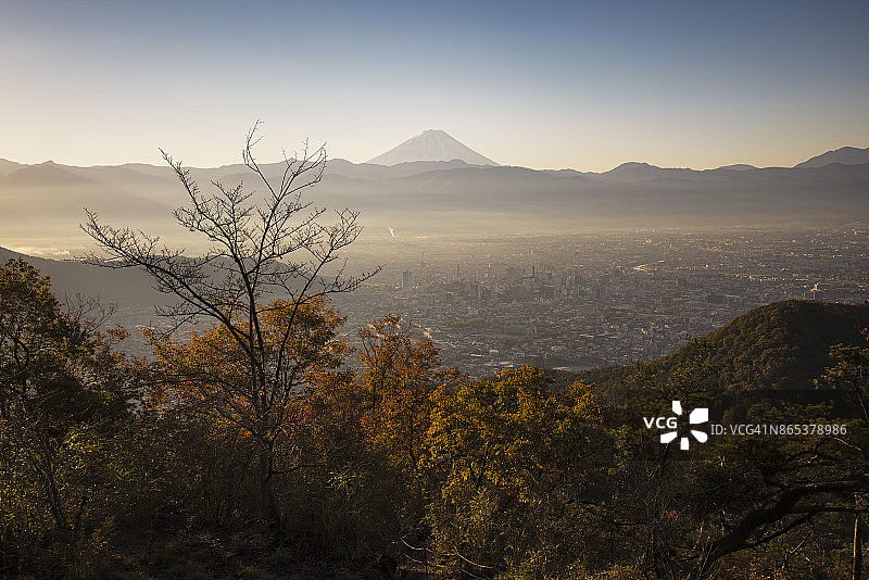 秋季甲府市上空的富士山图片素材