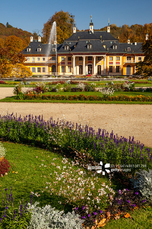 明媚秋日下的皮尔尼茨城堡图片素材