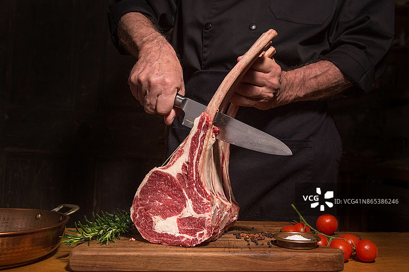 厨师切牛肉图片素材