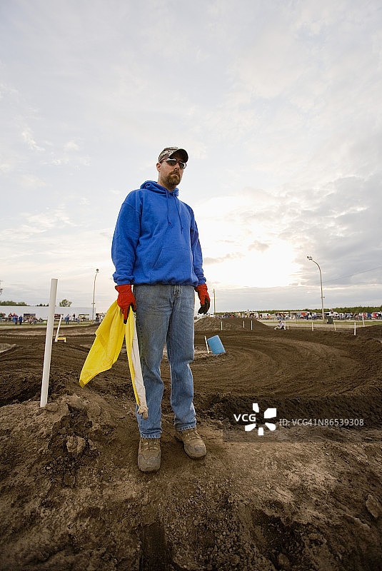 在摩托车赛道上的旗手图片素材