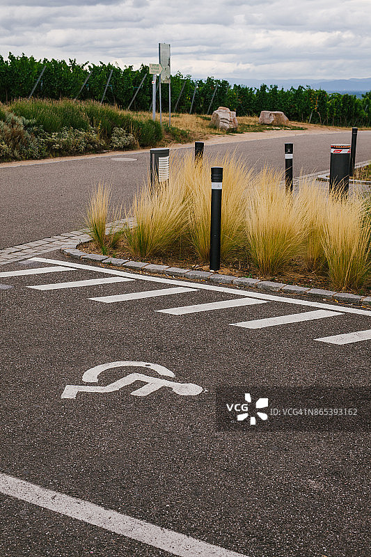法国上奈，残疾人停车位标志图片素材