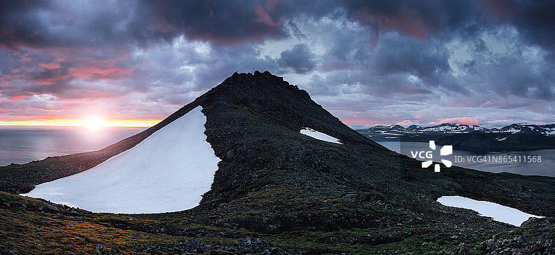 冰岛Hornstrandir午夜极昼山顶风光图片素材