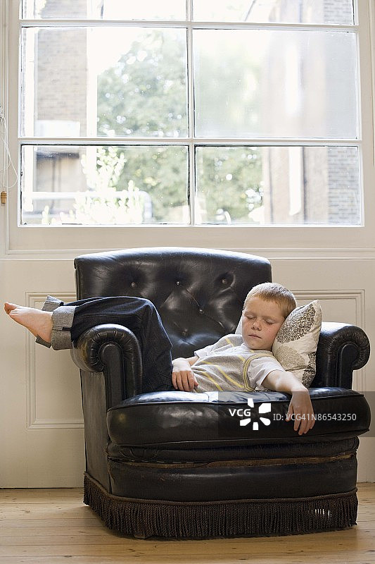 在椅子上睡觉的男孩图片素材