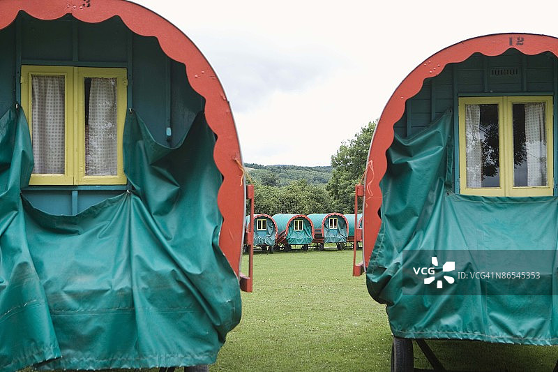 爱尔兰乡村的两个大篷车背影图片素材