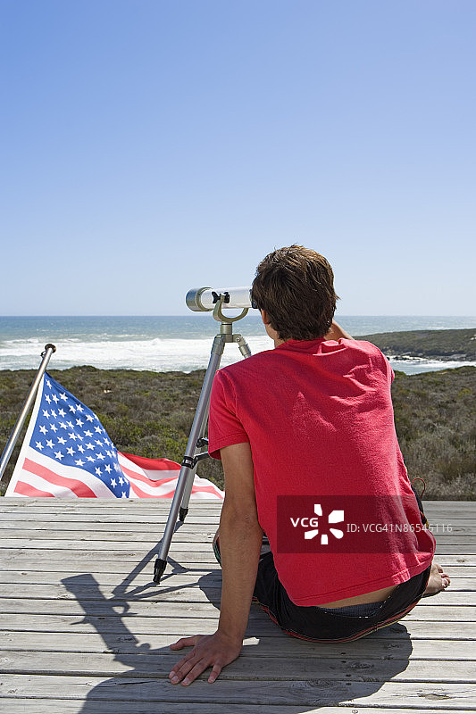 男子在旗帜上欣赏风景图片素材