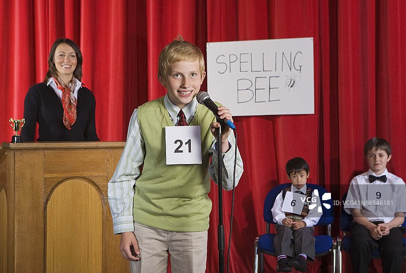 参加拼字比赛的学生图片素材