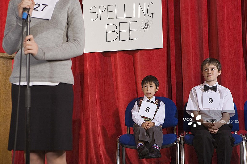 学生们在拼字比赛的舞台上图片素材