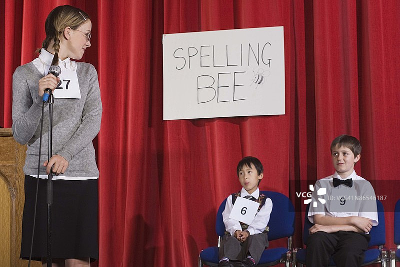 学生们在拼字比赛的舞台上图片素材
