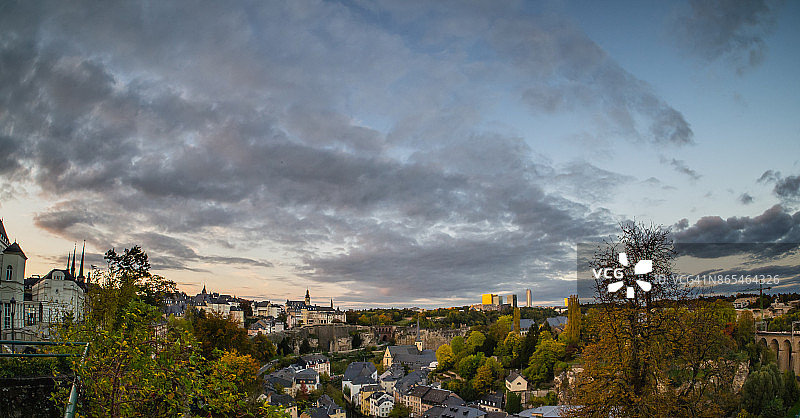 卢森堡旧城区黄昏全景图片素材
