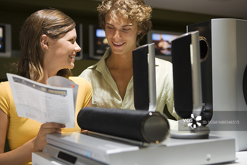 情侣选购环绕音响系统图片素材