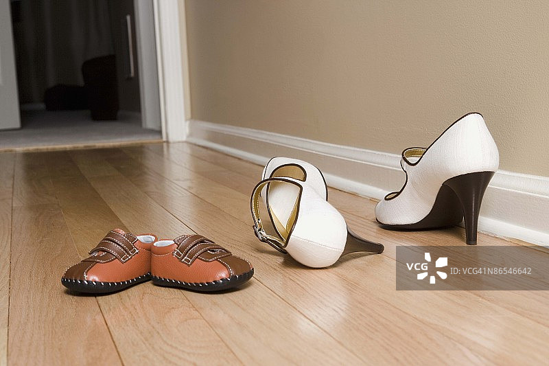 地板上的鞋子图片素材