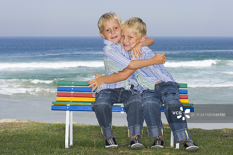 兄弟拥抱图片素材