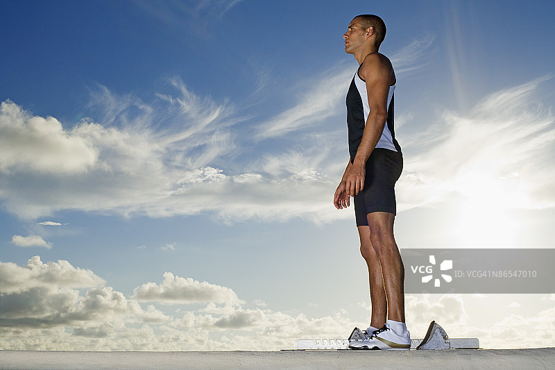 在起跑器旁的跑步者图片素材