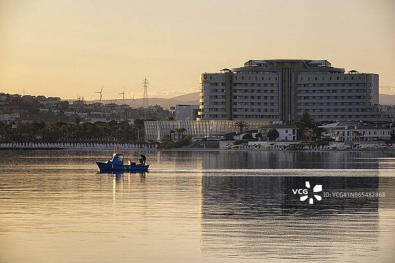 黎明时离开切什梅伊利卡海滩码头的小渔船图片素材