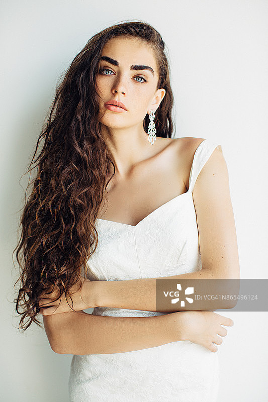 年轻漂亮的女人戴着高级定制耳环图片素材