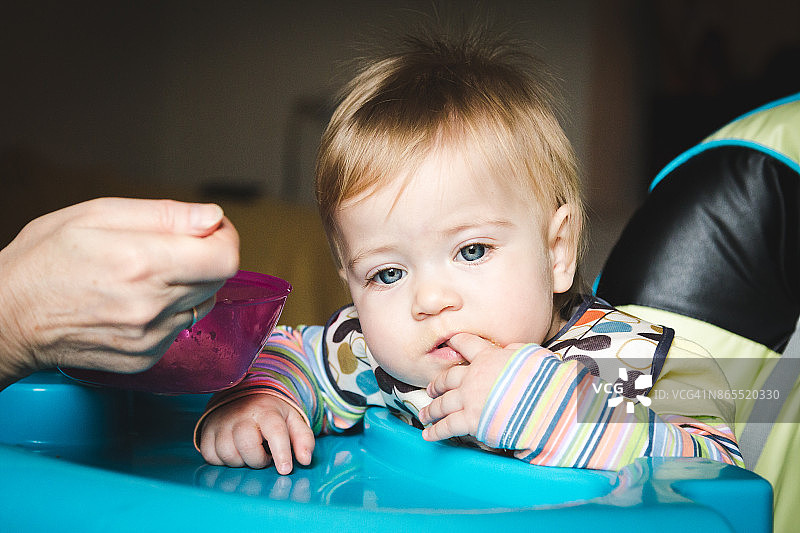 成人喂养婴儿：挑食的幼儿图片素材