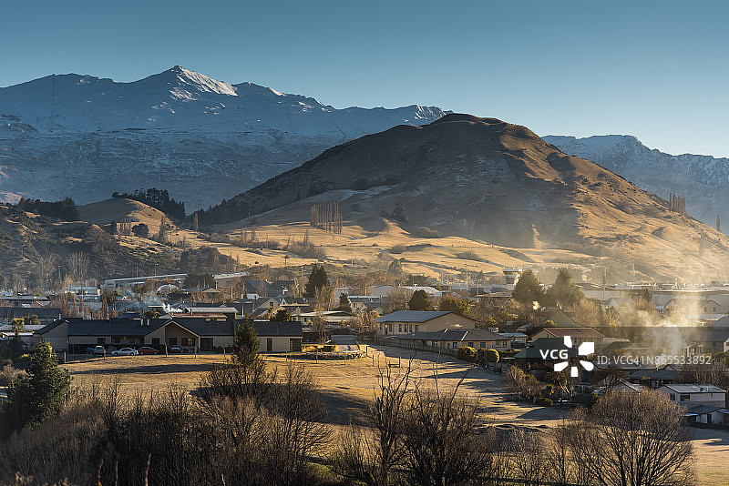 新西兰南岛皇后镇的弗兰克顿村和科罗内特峰图片素材
