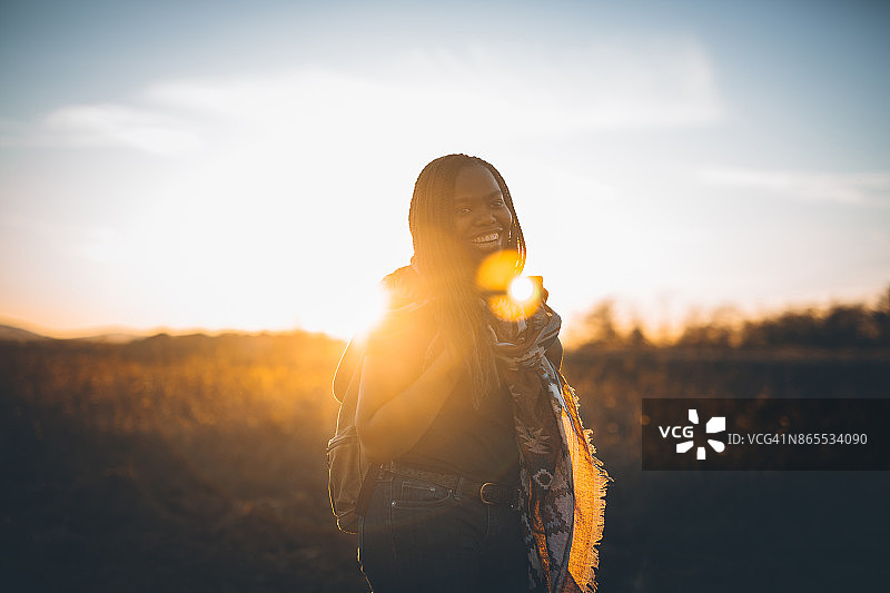 可爱的非洲妇女徒步旅行图片素材