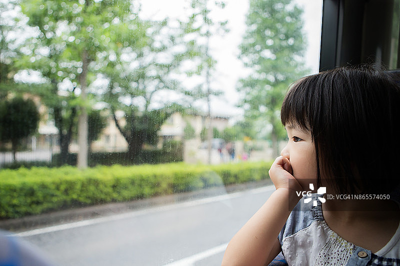 在公共汽车上的女孩图片素材