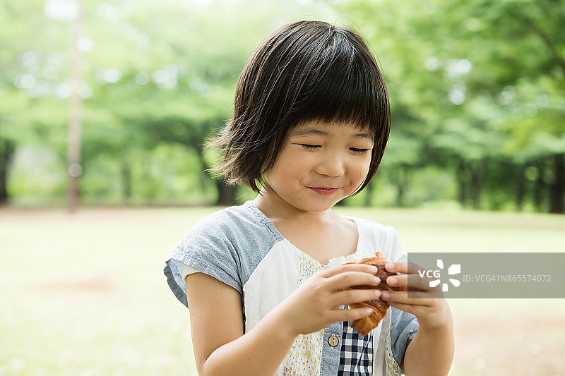 吃面包的女孩图片素材