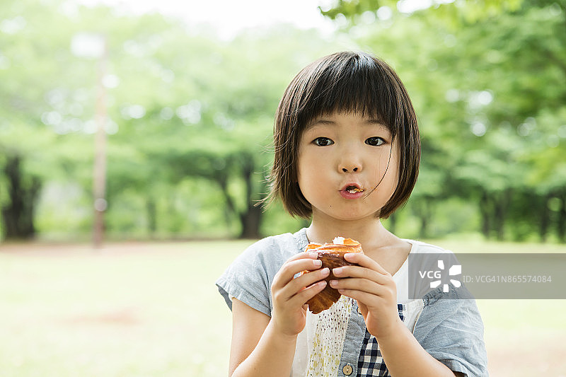 吃面包的女孩图片素材