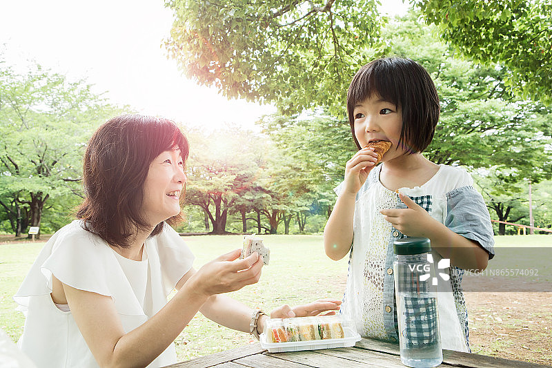 在公园里吃饭的父母图片素材