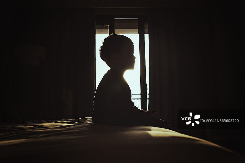 卧室里的男孩图片素材