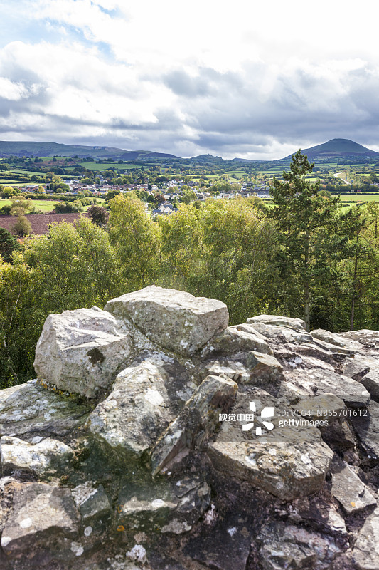 从英国威尔士布雷肯比肯斯布伦利斯城堡望向塔尔加思的景色图片素材