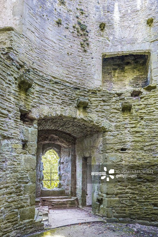 布朗利斯城堡内部景观 - 一座12世纪的城堡，位于英国威尔士波伊斯塔尔加思附近的布雷肯比肯斯图片素材