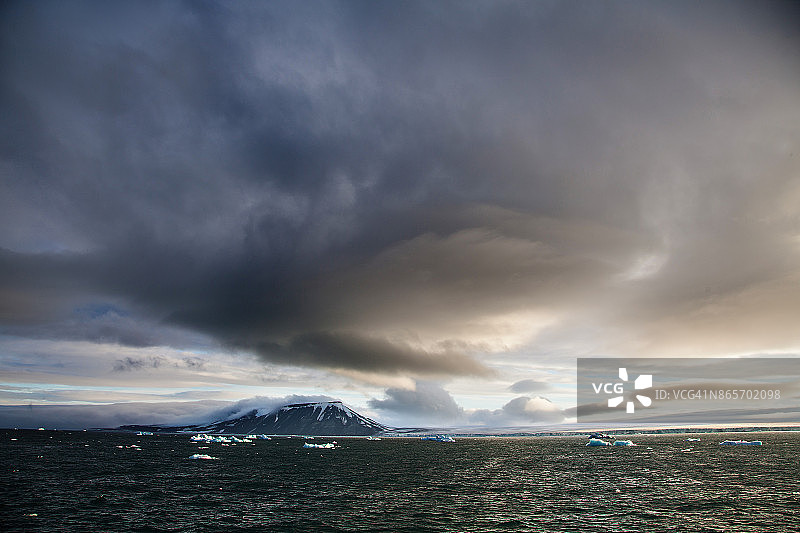 漂浮在北冰洋上的冰山图片素材