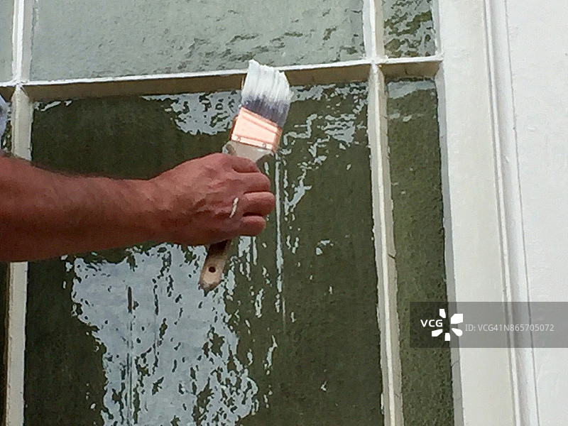 家居装饰：粉刷室外窗框图片素材