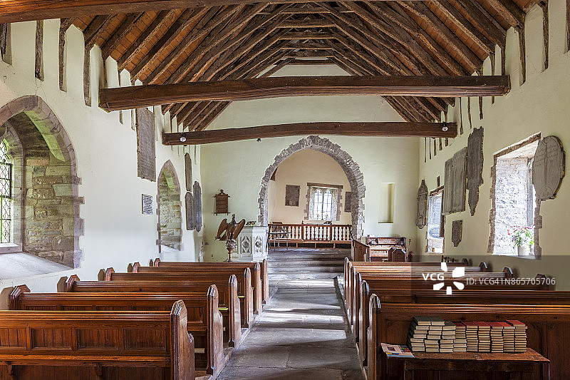 英国威尔士波伊斯郡，受中世纪滑坡影响的12世纪教堂图片素材