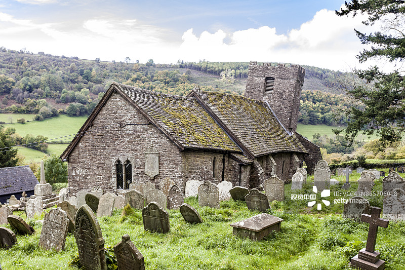 英国威尔士波伊斯郡，受中世纪滑坡影响的12世纪教堂图片素材