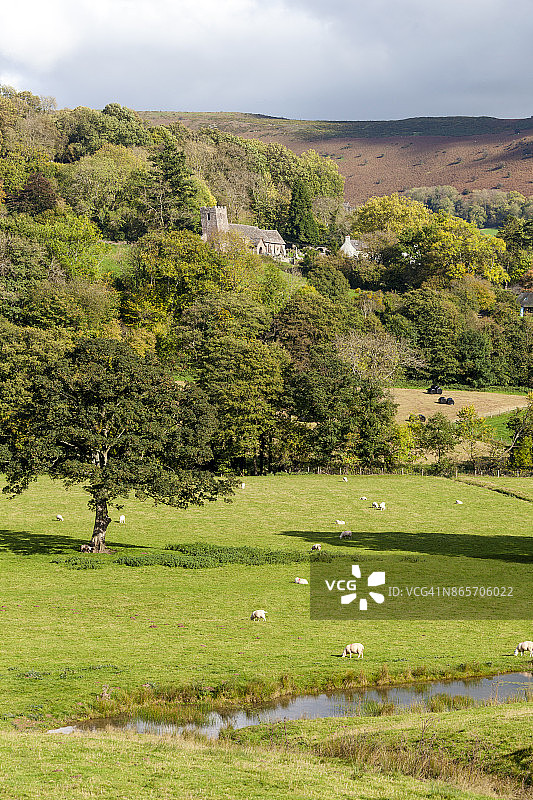 布雷肯比肯斯秋色：库姆约伊村庄，及其12世纪因中世纪滑坡而扭曲的教堂，威尔士图片素材
