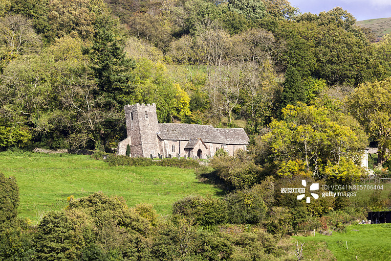布雷肯比肯斯秋色：库姆约伊村庄，及其12世纪因中世纪滑坡而扭曲的教堂，威尔士图片素材