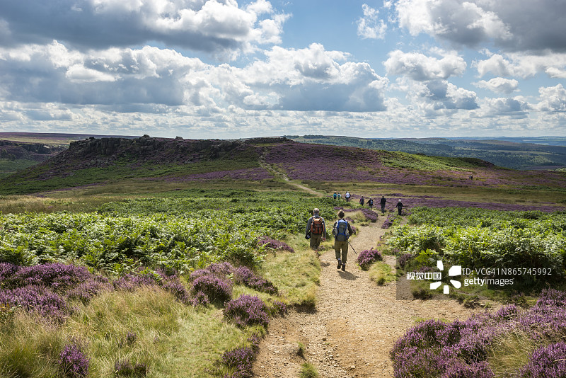 在英国德比郡峰区国家公园卡尔沃克步行的游客图片素材