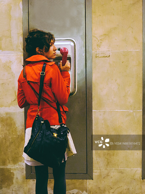 在经典电话亭旁的漂亮女人图片素材