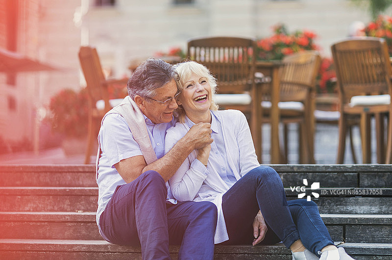 中年夫妇在城市里图片素材