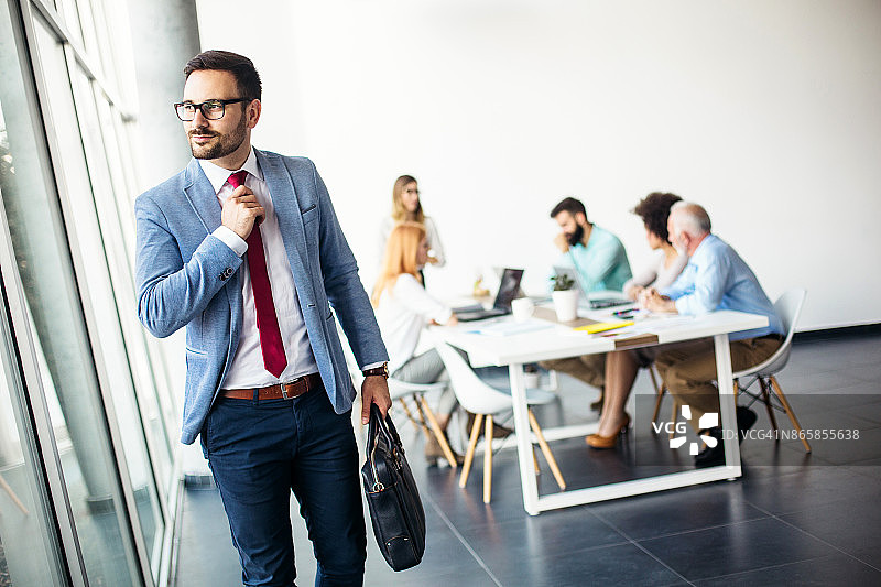 年轻商人下班回家图片素材