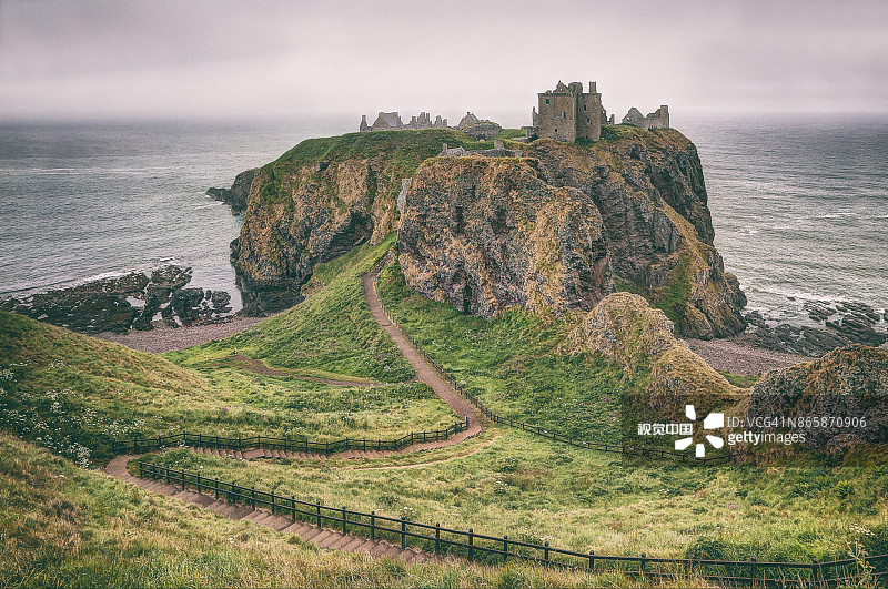 雾气笼罩的邓诺特城堡图片素材