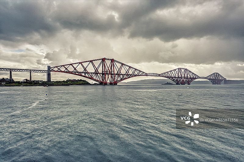 雨中的福斯桥图片素材