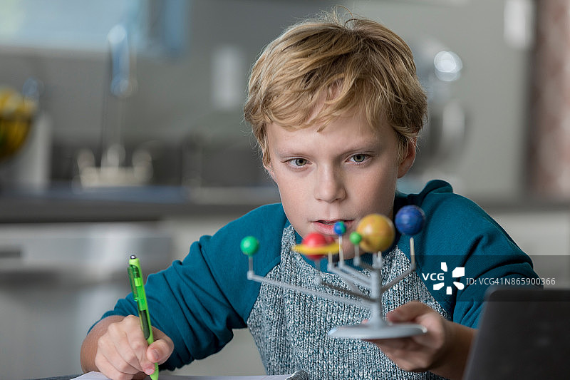 中学生完成天文学作业图片素材