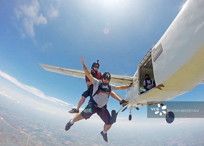 一对情侣从飞机上跳伞图片素材
