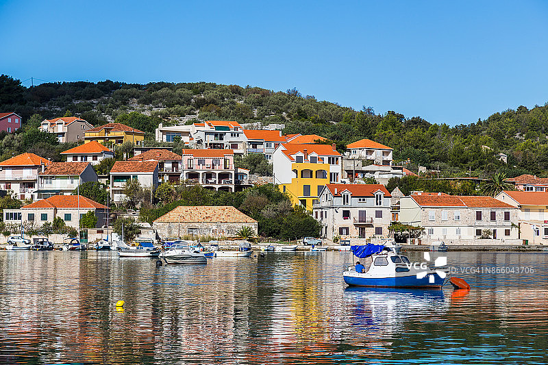 科尔丘拉岛上的美丽城镇韦拉卢卡图片素材