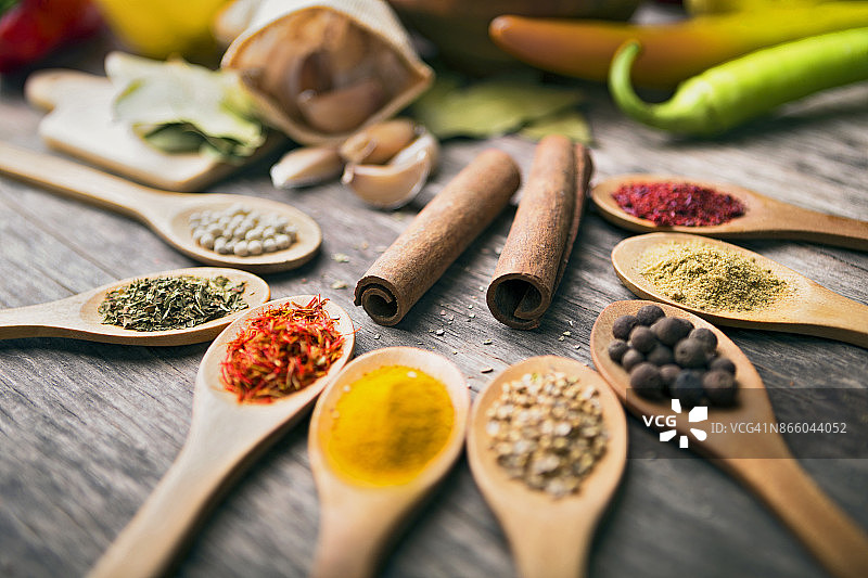 木桌上陈列的不同香料静物图片素材